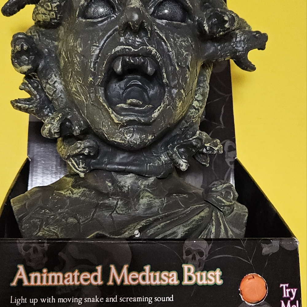 Animated Medusa Bust - Picture 2 of 10